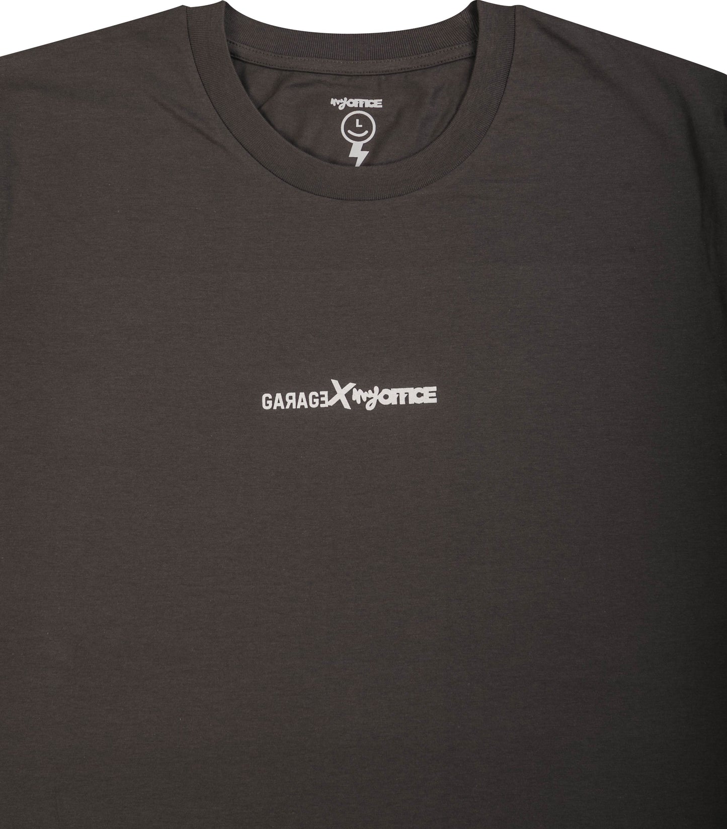 Camiseta de manga corta GARAGEX x MY OFFICE. Color gris oscuro.