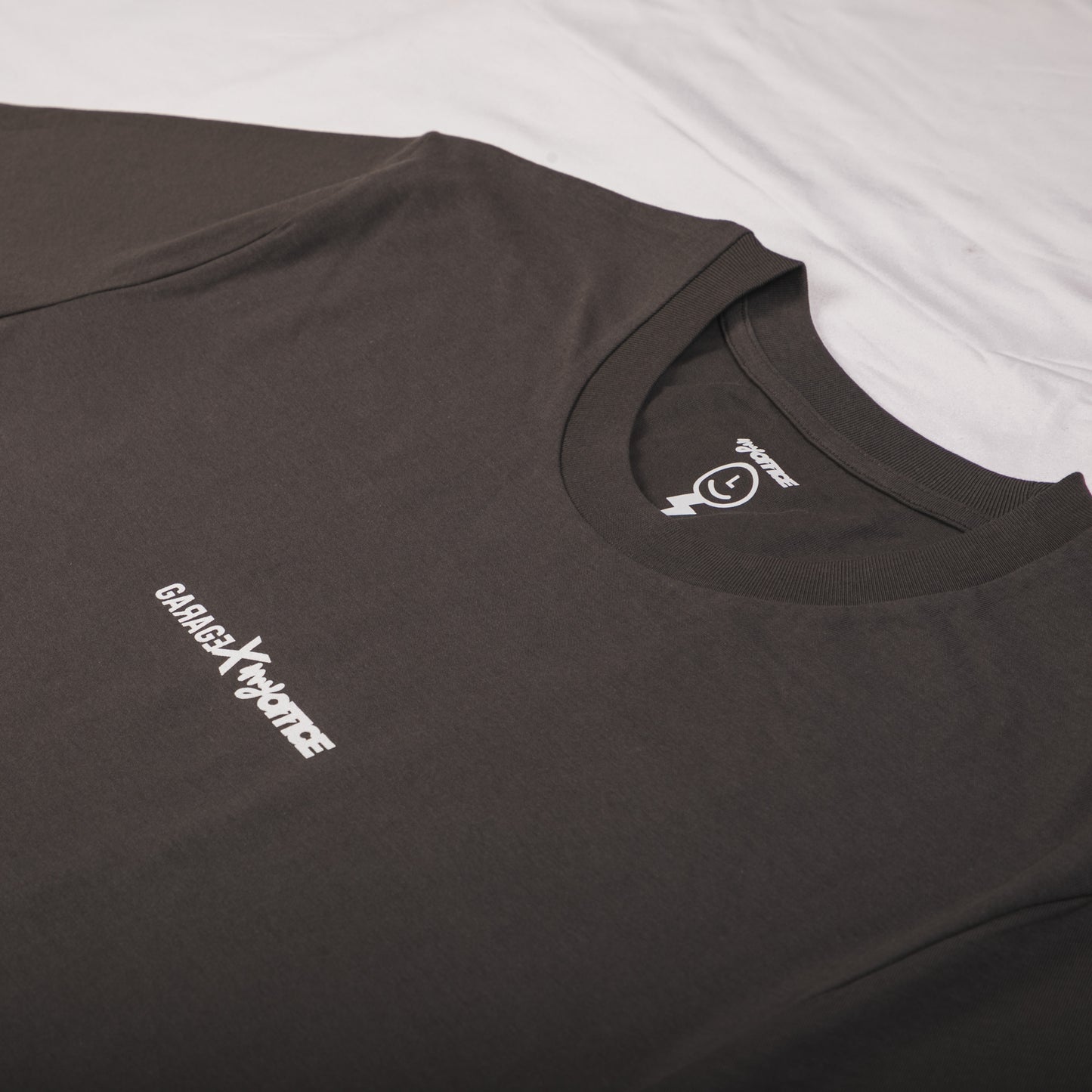 Camiseta de manga corta GARAGEX x MY OFFICE. Color gris oscuro.