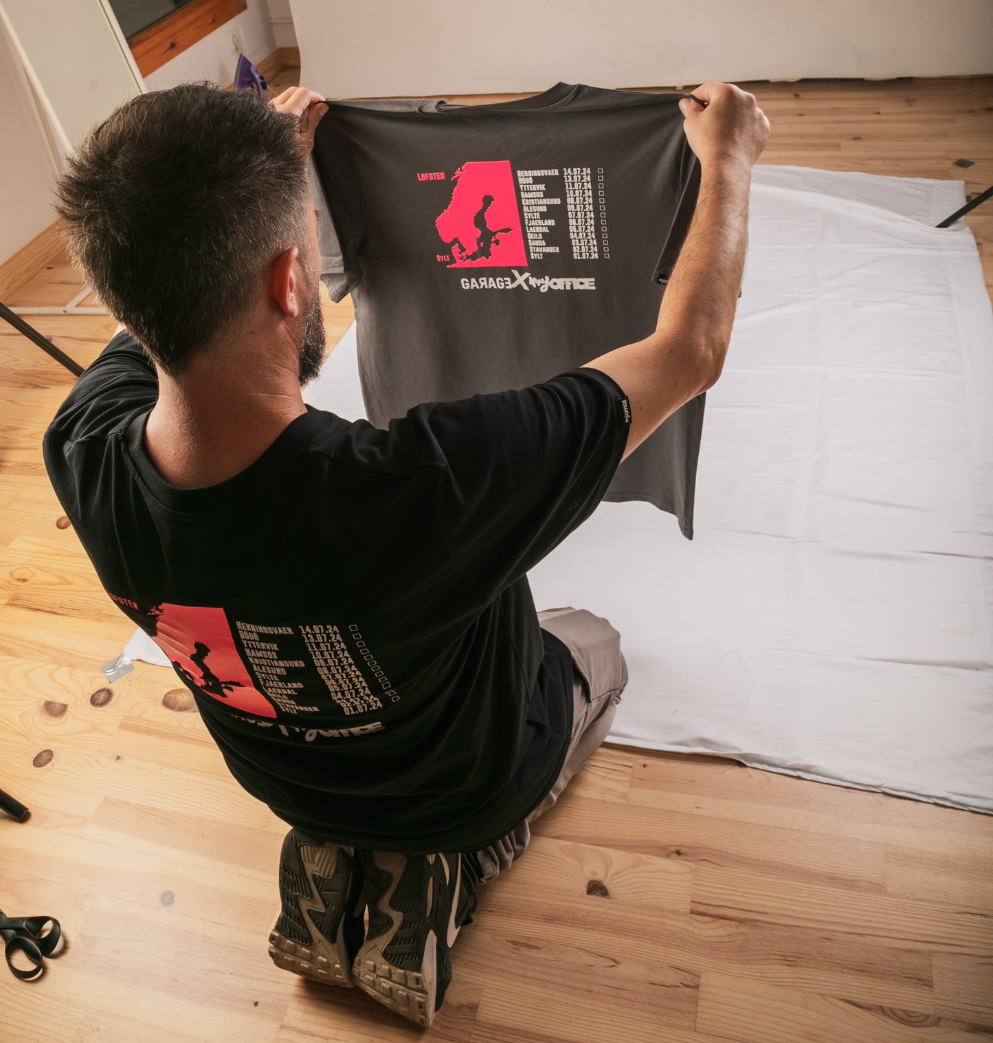 Camiseta de manga corta GARAGEX x MY OFFICE. Color gris oscuro.