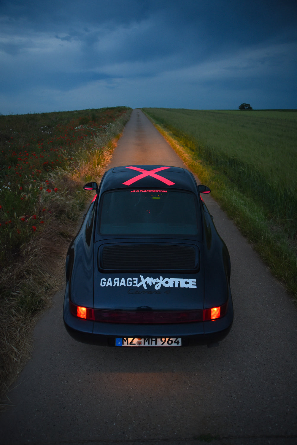 Camiseta de manga corta GARAGEX x MY OFFICE. Color negra.