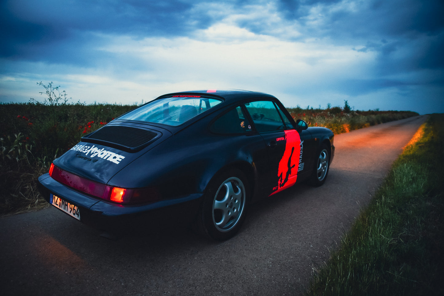 Camiseta de manga corta GARAGEX x MY OFFICE. Color negra.