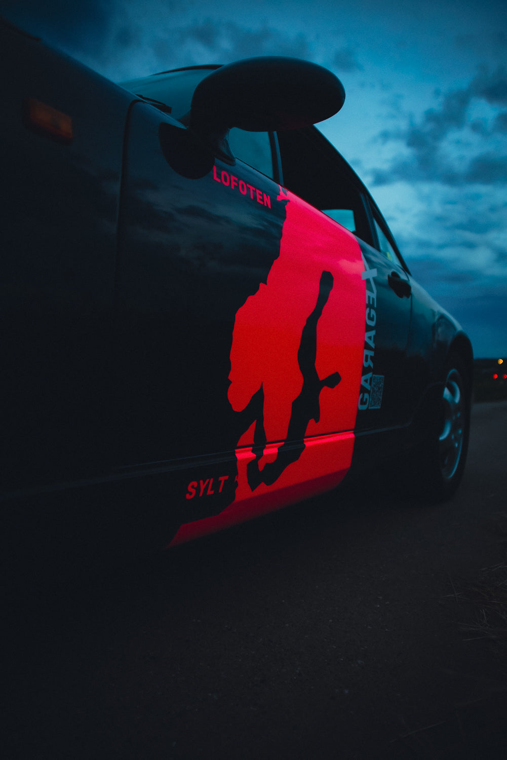 Camiseta de manga corta GARAGEX x MY OFFICE. Color negra.