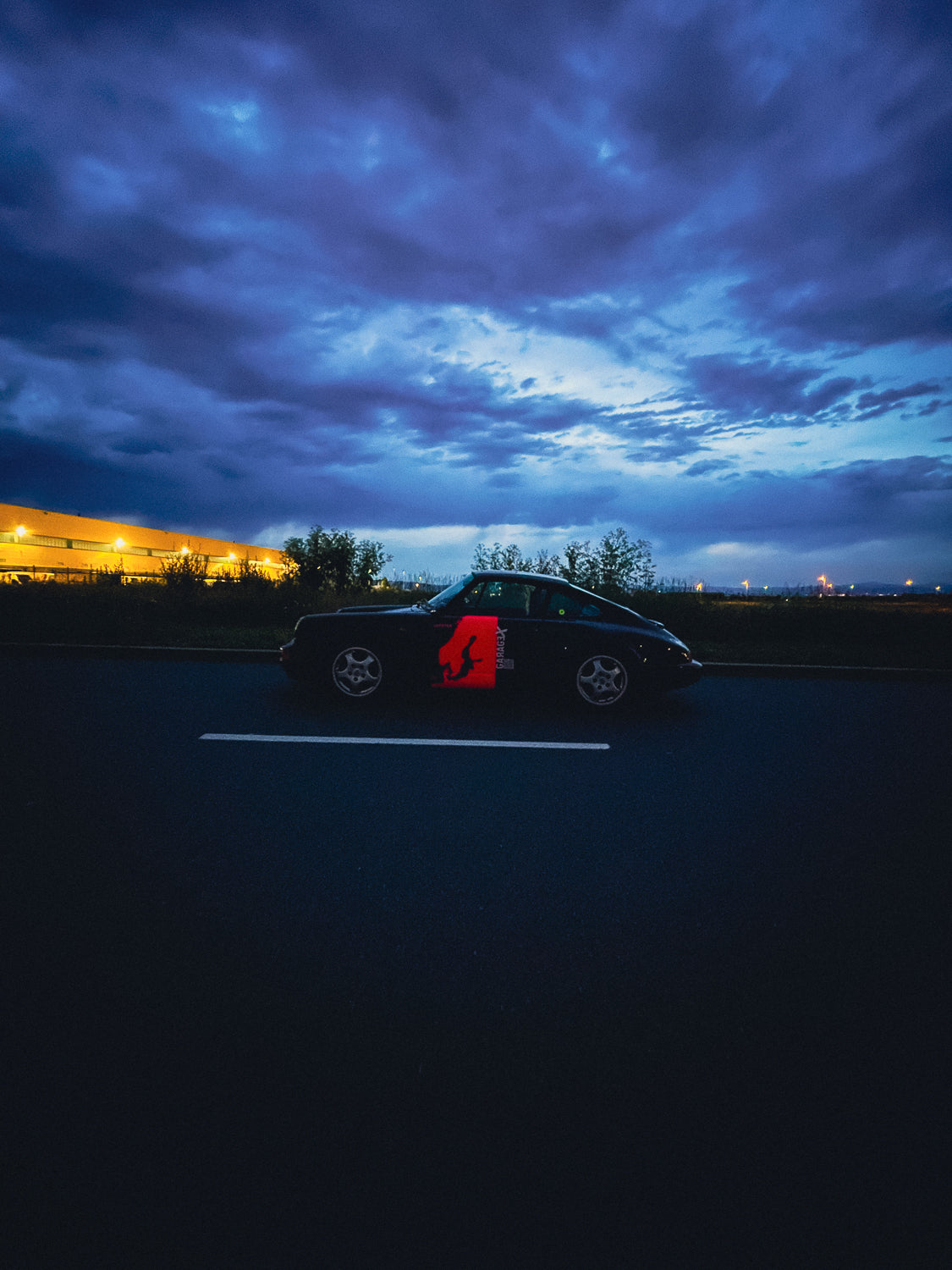 Camiseta de manga corta GARAGEX x MY OFFICE. Color negra.