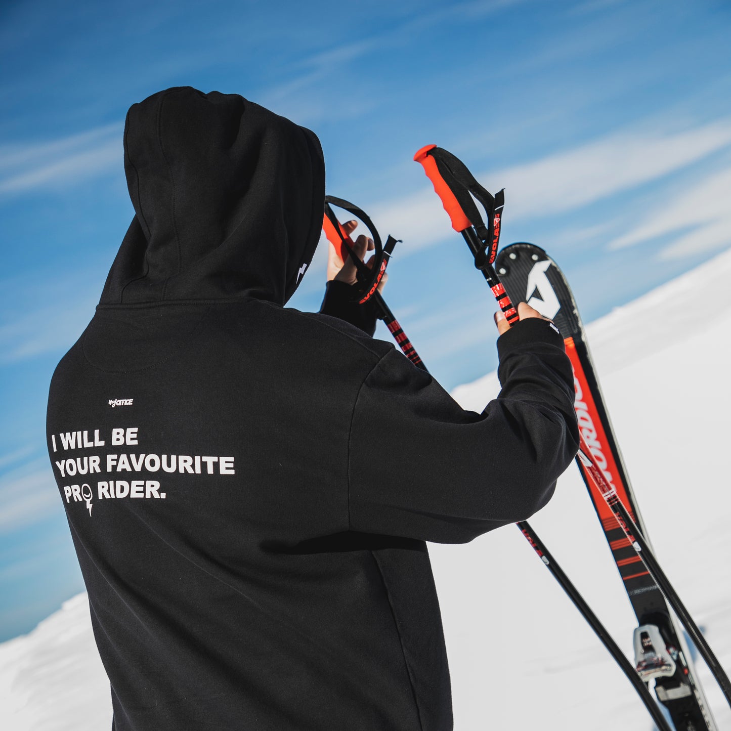 Sudadera con capucha y rayos bordados en vez de cordones. Modelo: PRO RIDER 2