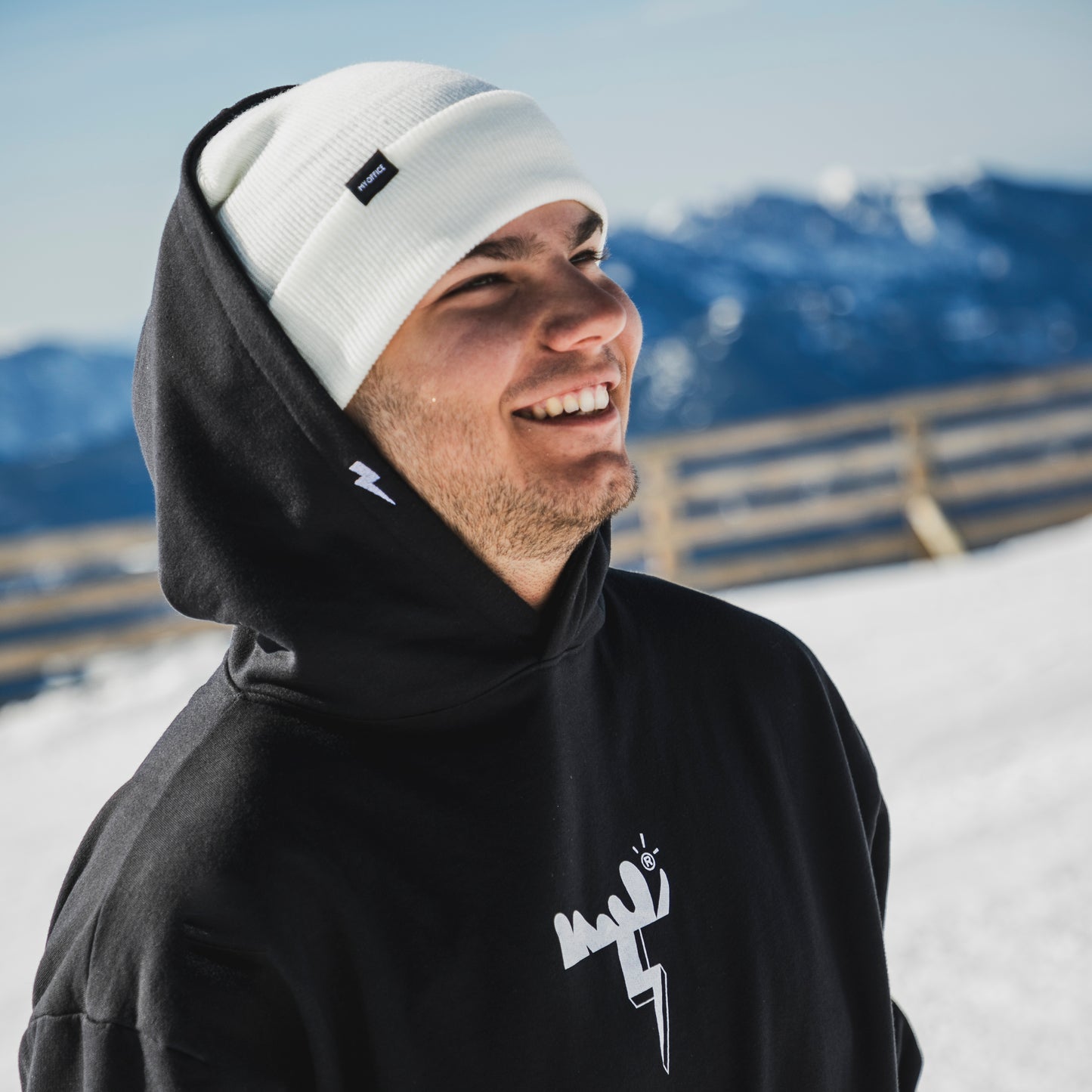 Sudadera con capucha y rayos bordados en vez de cordones. Modelo: PRO RIDER 2