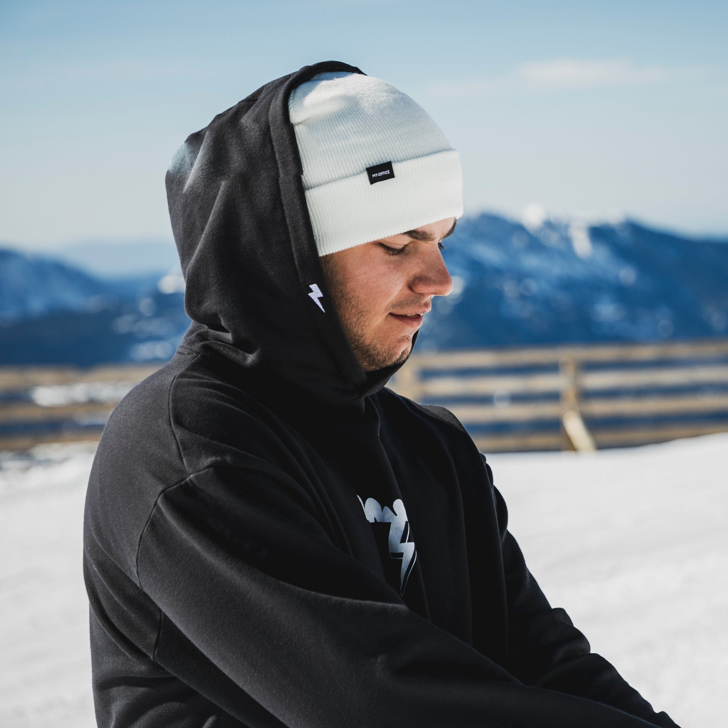 Sudadera con capucha y rayos bordados en vez de cordones. Modelo: PRO RIDER 2