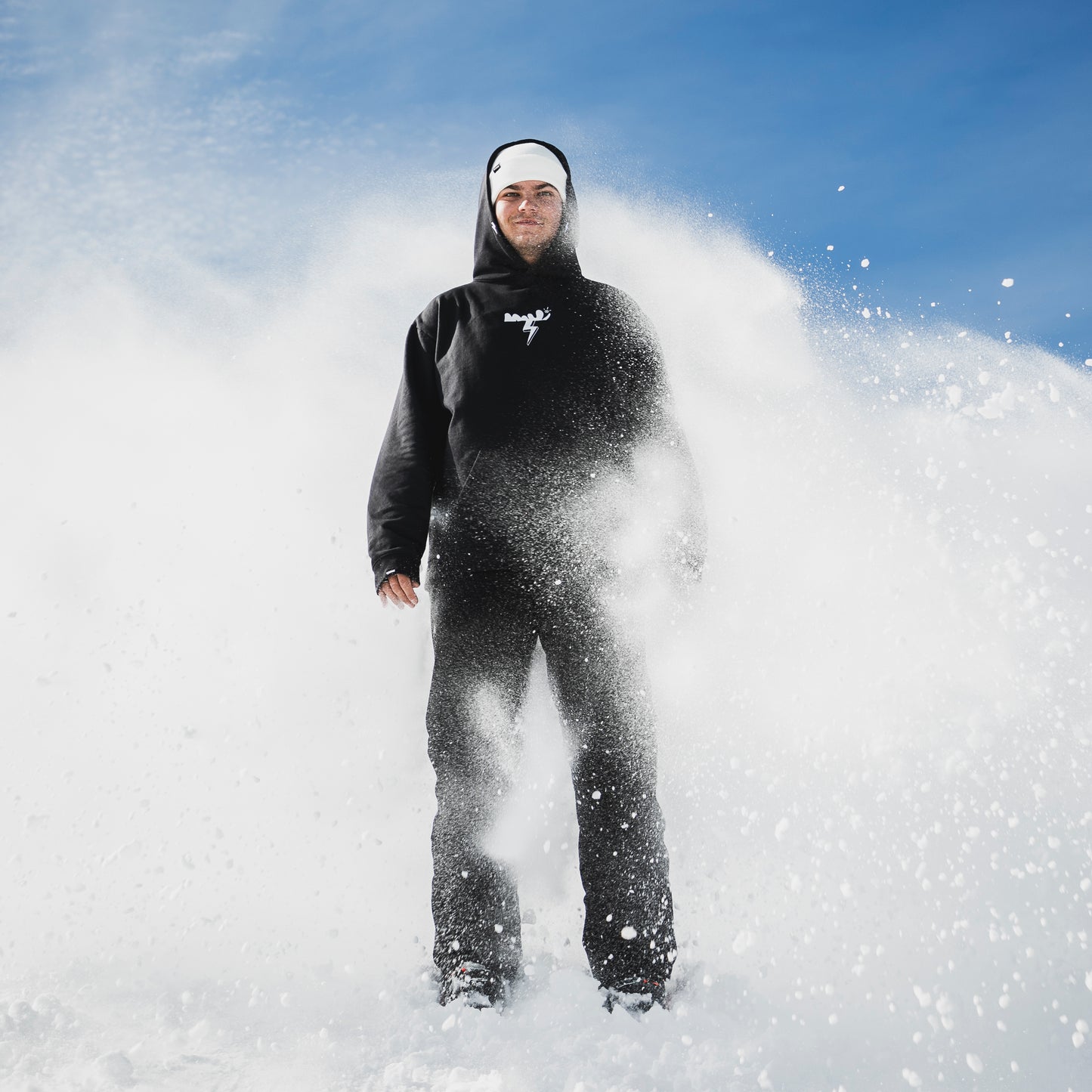 Sudadera con capucha y rayos bordados en vez de cordones. Modelo: PRO RIDER 2